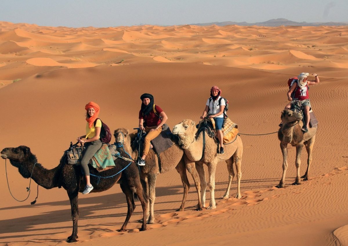 Esperienza Deserto Marocco Stelle Cadenti sul Sahara Esperienza Deserto Marocco Stelle Cadenti sul Sahara nel deserto del Sahara marocchino vicino a Merzouga, tour ed escursioni in Marocco con Esplora il Marocco.