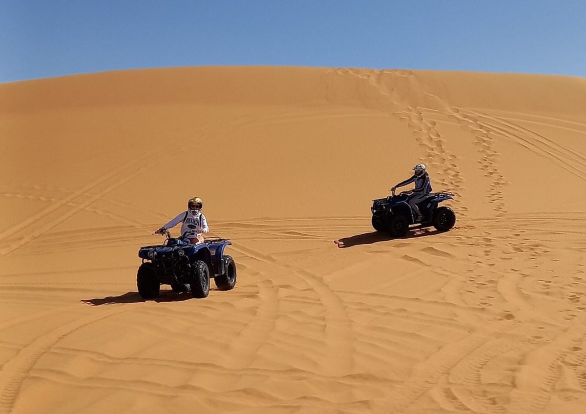Tour di Gruppo Deserto Marocco Panorama Notturno del Deserto nel deserto del Sahara marocchino vicino a Merzouga, tour ed escursioni in Marocco con Esplora il Marocco.
