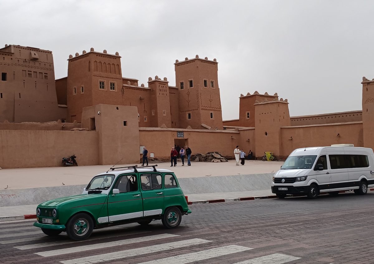 Tour Merzouga Marocco Carovana di Cammelli sulle Dune nel deserto del Sahara marocchino vicino a Merzouga, tour ed escursioni in Marocco con Esplora il Marocco.