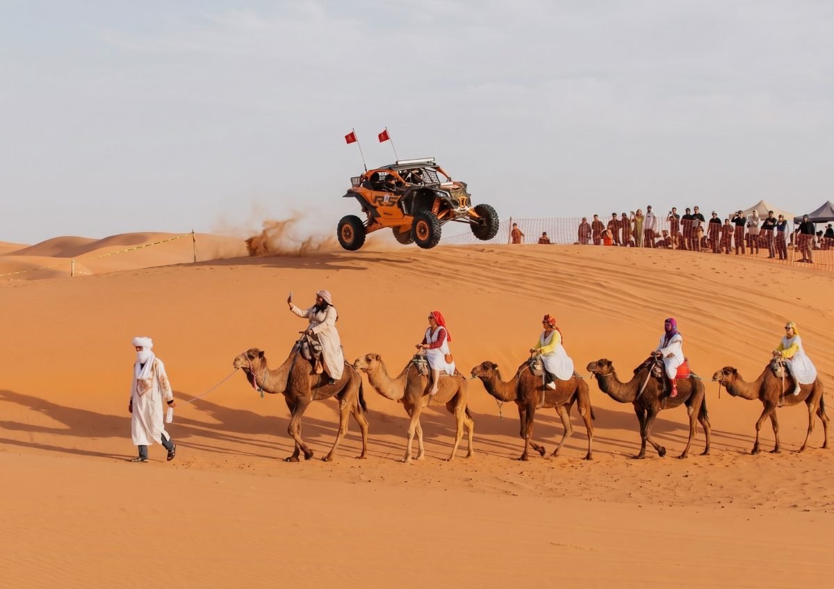 Tour Sahara Marocco Carovana di Cammelli sulle Dune nel deserto del Sahara marocchino vicino a Merzouga, tour ed escursioni in Marocco con Esplora il Marocco.